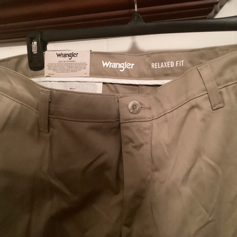Wranglers Men’s Khaki Pleated Front Pants. Size (34) X (32).